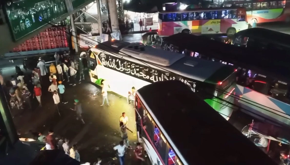 কুমিল্লাকে নিয়ে কুরুচিপূর্ণ স্লোগান, নোয়াখালীর বাস আটকে দিল বিক্ষুব্ধ জনতা